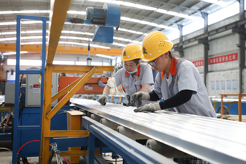 甘肃陇西：铝冶炼及加工企业生产忙
