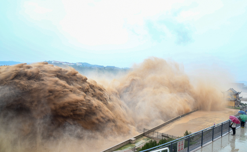 河南济源：小浪底大流量泄洪