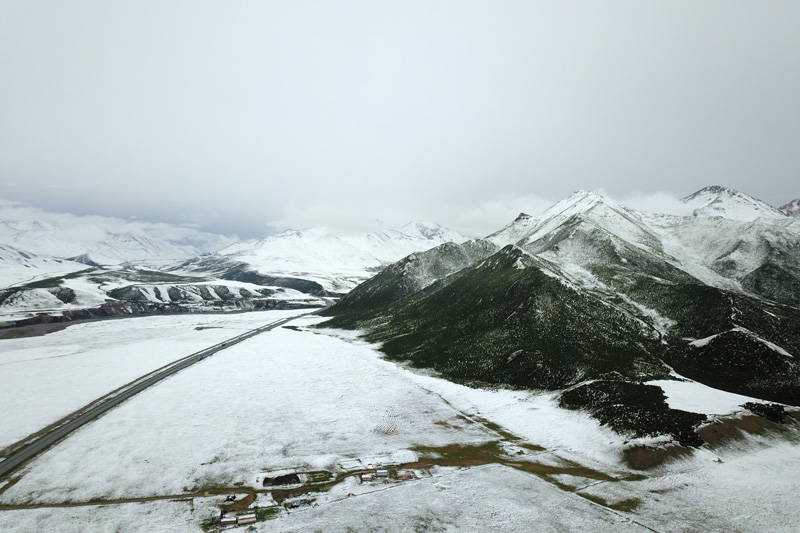 青海：高原夏日雪景如画