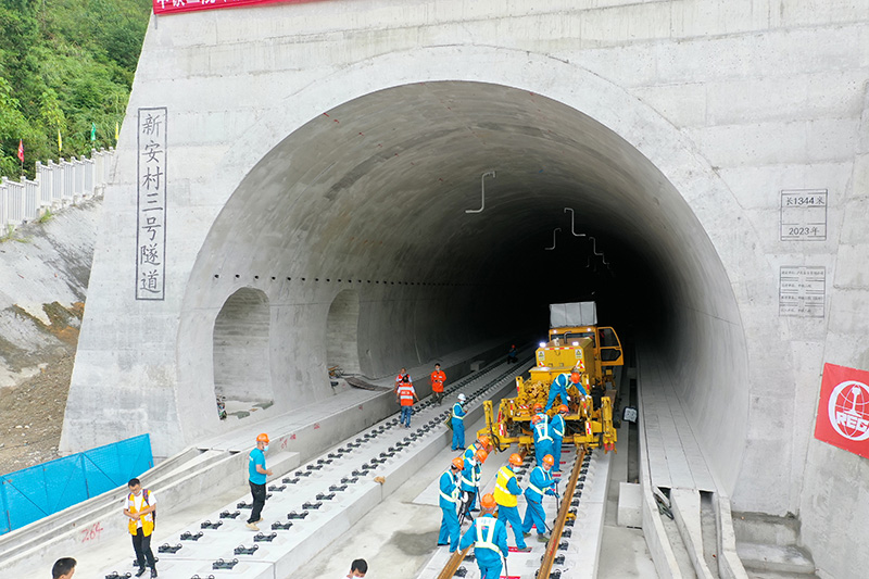 贵南高铁贵州段进入全线铺轨阶段