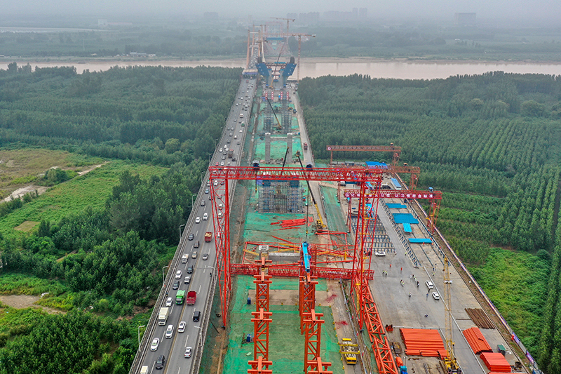 济南黄河公路大桥扩建工程加速施工