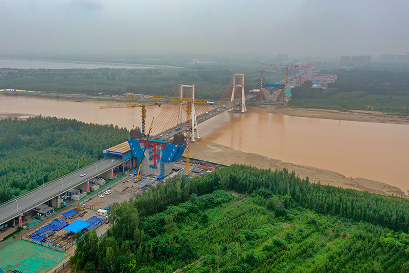 济南黄河公路大桥扩建工程加速施工