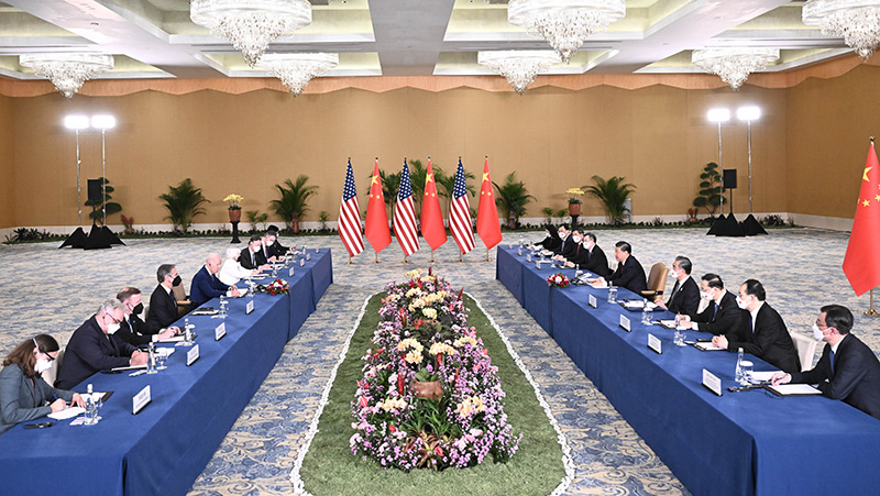 当地时间11月14日下午，国家主席习近平在印度尼西亚巴厘岛同美国总统拜登举行会晤。新华社记者 燕雁 摄