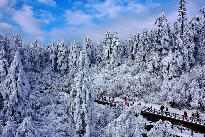 银装素裹瓦屋山