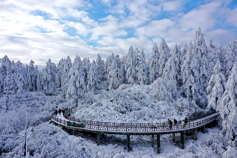 银装素裹瓦屋山