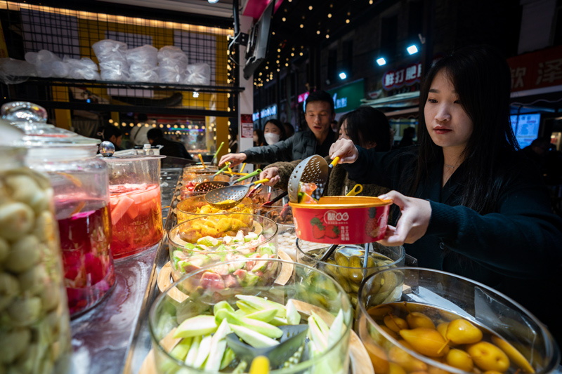 云南昆明：夜经济升温 “烟火气”更浓