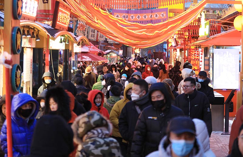 辽宁沈阳：皇寺庙会年味浓 北市场里过大年