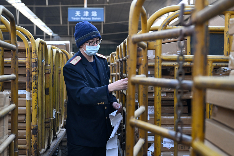 天津：抢时间 忙装卸 铁路行包运输增长快