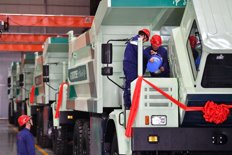 西安：电动矿用自卸车批量下线