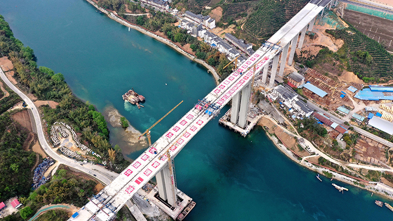 广西最大跨径双向六车道高速路连续刚构桥双幅合龙