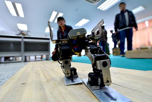 江苏:大学生展示机器人大赛获奖昨品_中华人民
