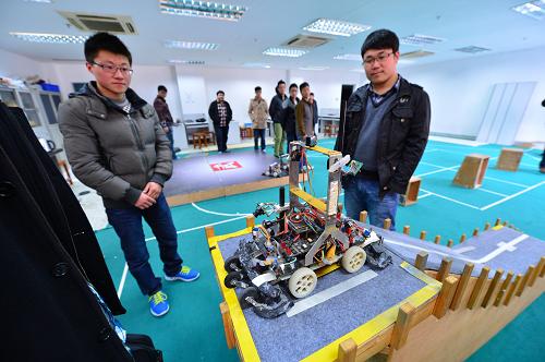 江苏:大学生展示机器人大赛获奖昨品_中华人民