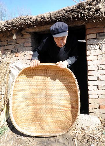 柳编艺人用勤劳的双手编织着小康生活,继承发展着这门传统手工艺.
