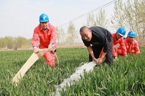 春灌服务队助力农田灌溉生产 _中华人民共和国