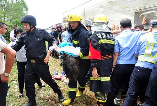 海南一学校组织学生春游发生车祸 造成8名小学