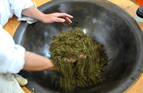 云南举办普洱茶博览会 古树普洱茶价格持续上