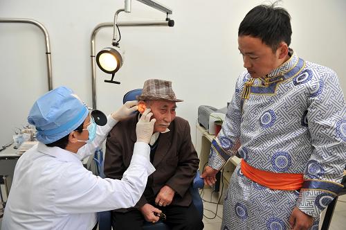 中华民族一家亲送医下乡活动在内蒙古举行_