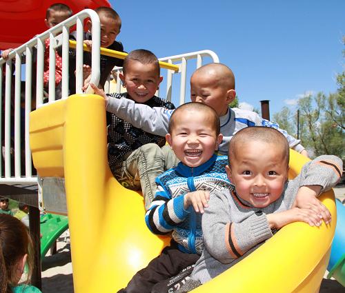 新疆儿童双语幼儿园里享快乐童年_图片_新闻