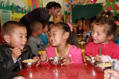 新疆儿童双语幼儿园里享快乐童年_图片_新闻