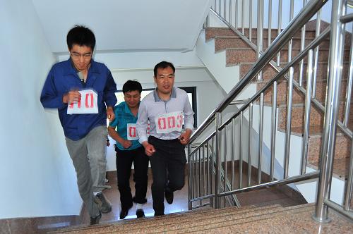 比赛爬楼梯 运动又快乐_图片_新闻_中国政府网