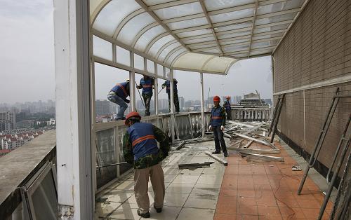 上海:拆除楼顶违章搭建
