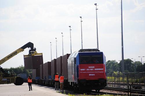 首列满载货物的列车从波兰罗兹开往重庆_图片
