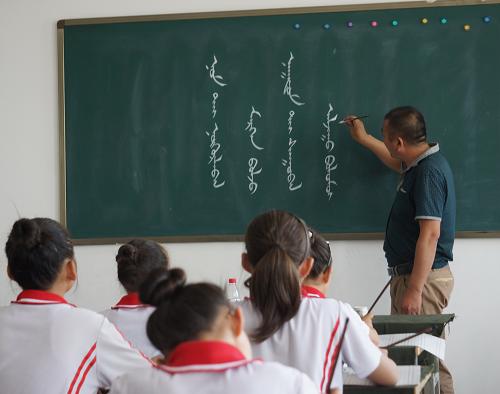 内蒙古:加强民族教育 传承草原文化_图片_新闻