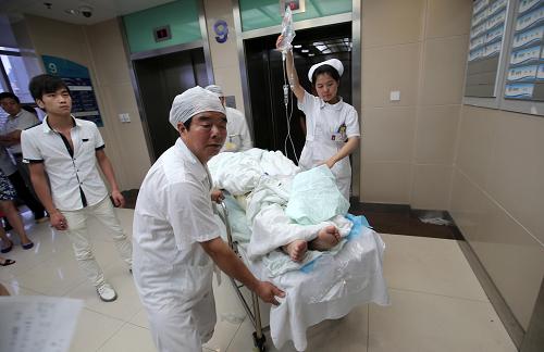 江苏昆山爆炸事故部分伤员转至南通治疗_图片