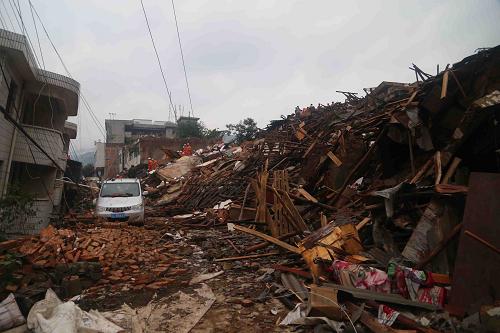 云南鲁甸地震遇难人数增至381人 灾区全力开展救援_图片_新闻_中国政府网