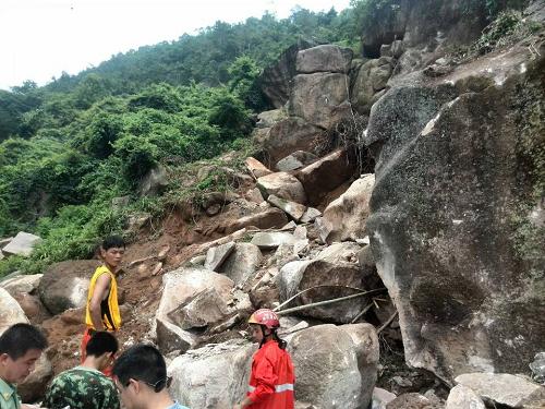 温州一采石场塌方4人被困 已造成一人死亡_图