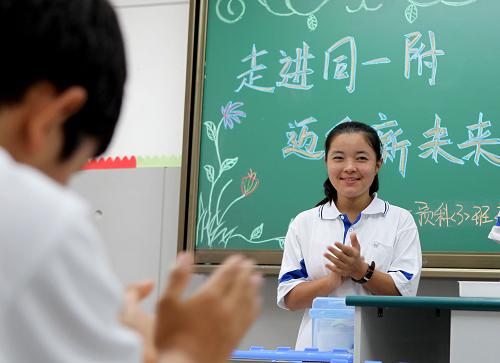 上海:新疆学生迎来内高班第一课_图片_新闻