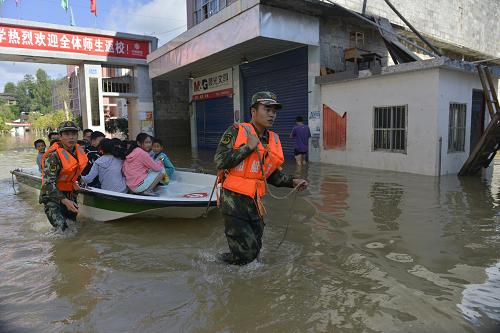 武警救援被困洪水学生