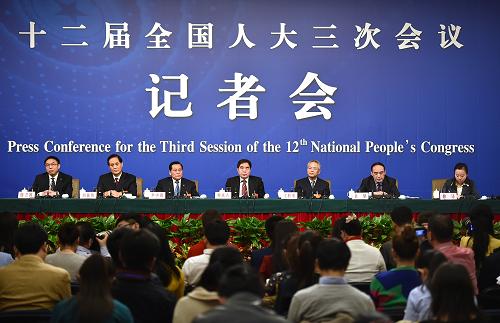 十八大人口资源环境_全国政协人口资源环境委员会主任贾治邦.摄影/章轲-全国(2)