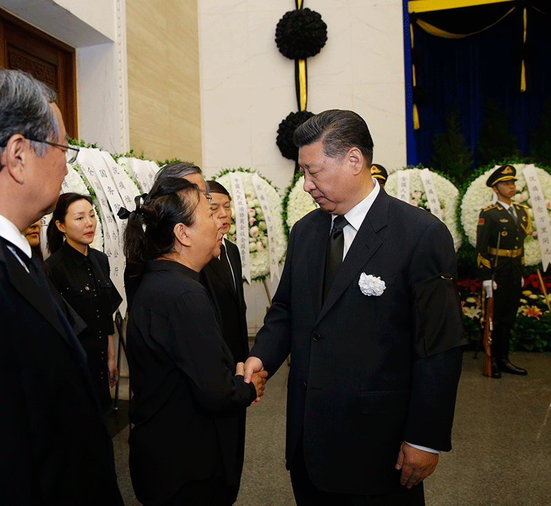 7月22日,万里同志遗体在北京八宝山革命公墓火化。习近平、李克强、张德江、刘云山、王岐山、张高丽、胡锦涛等前往八宝山送别,江泽民在外地送花圈表示哀悼。这是习近平与万里亲属握手,表示深切慰问。