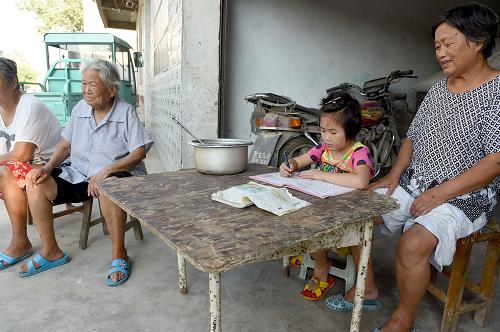 关注农村留守儿童的暑期生活_图片_新闻_中国