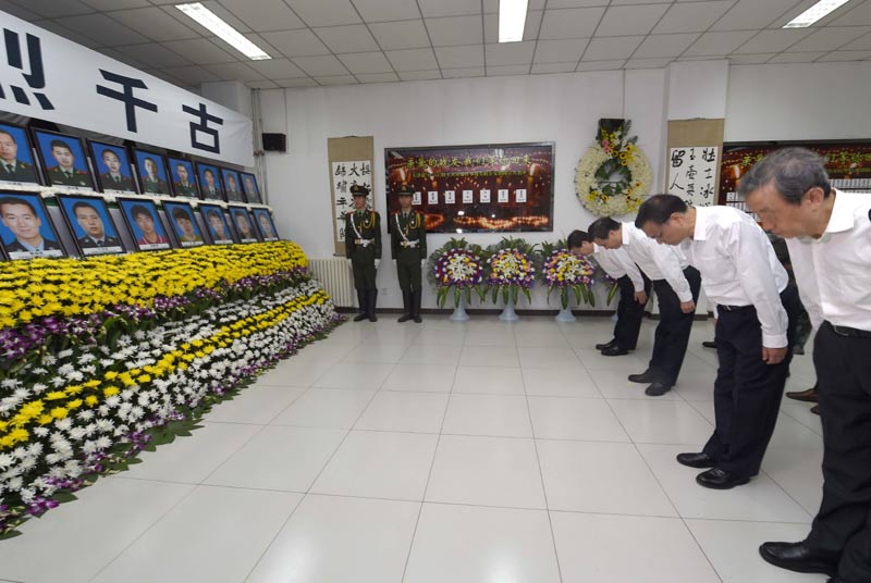 ▲李克強向已確認(rèn)犧牲的現(xiàn)役和非現(xiàn)役消防人員默哀并三鞠躬。