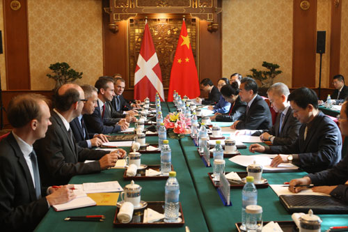 外交部部长与丹麦外交大臣延森举行会谈