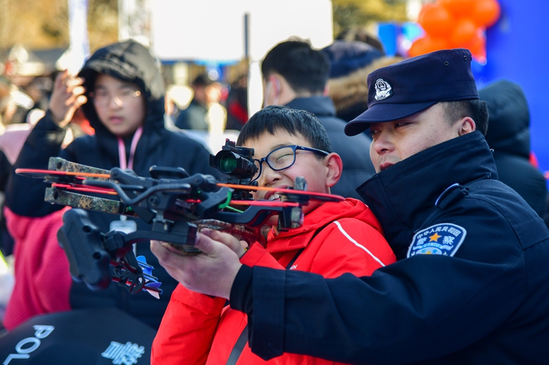 各地举办活动庆祝中国人民警察节