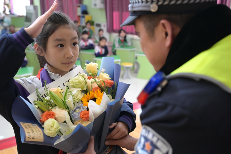 各地举办活动庆祝中国人民警察节(图3)