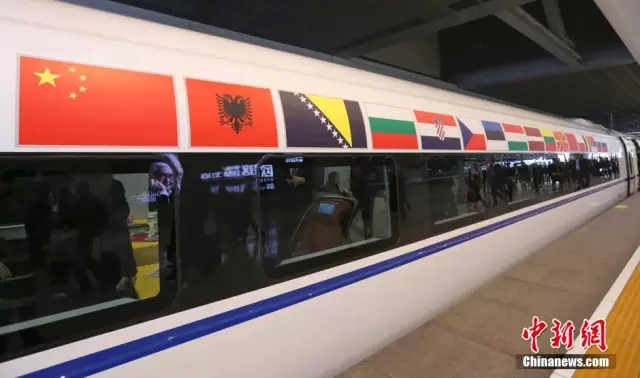 11月25日上午，中国国务院总理李克强邀请来华出席第四次中国—中东欧国家领导人会晤的中东欧国家领导人共同乘坐中国高铁。