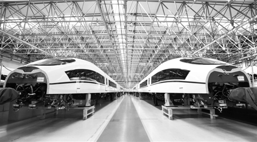 12月11日，在中车长客高速动车组制造中心，两辆高速动车在进行装配工序。产业结构优化、产业升级、新兴产业发展等，是供给侧改革的重要内容之一。 