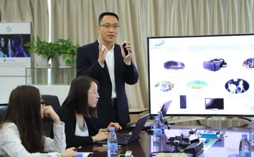 “发现双创之星”大型主题系列活动走进广东——12月14日，深圳奥比中光科技有限公司创始人黄源浩向媒体介绍3D传感器技术在物联网、人工智能领域的运用。