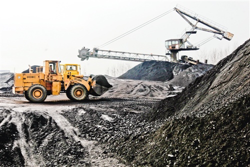 中国煤炭工业协会统计显示，今年前三季度，90家大型煤炭企业利润出现断崖式急降，由去年同期盈利450.2亿元变为亏损8.1亿元。