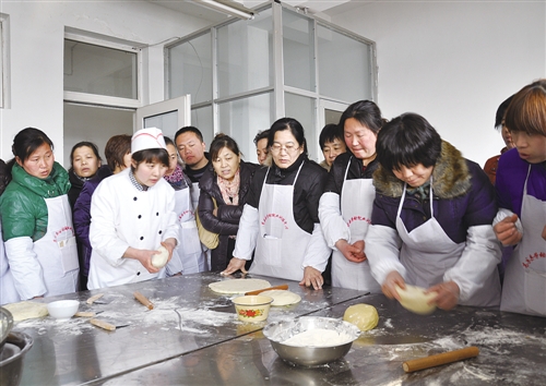 近年来，山东省高唐县加强对进城农民工的技能培训，为他们找到更好的务工岗位搭建良好平台。图为1月5日，该县为进城农民工开展烹饪技能培训。