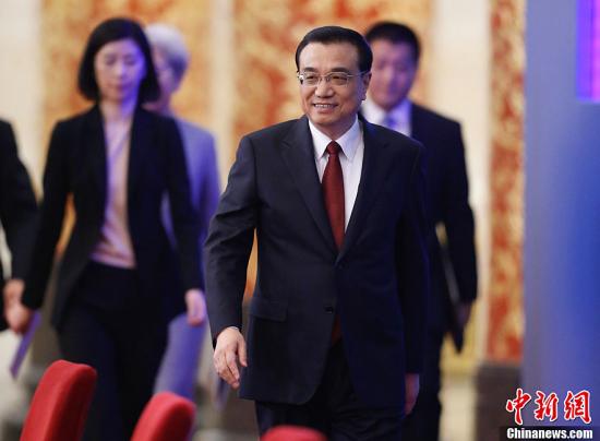 3月16日，国务院总理李克强在北京人民大会堂会见中外记者并回答记者提问。李克强步入会场。中新社记者 杜洋 摄
