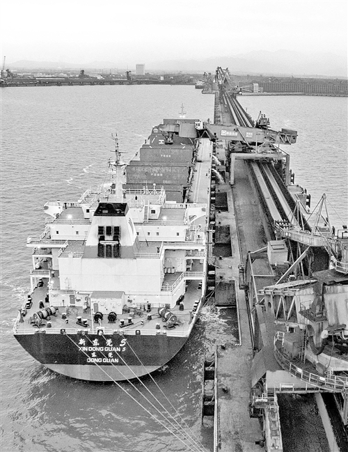 4月11日，一艘轮船靠泊在河北秦皇岛港煤炭码头装货。据介绍，截至3月底，河北省港口货物吞吐量达2.2亿吨，同比增长3.3%。