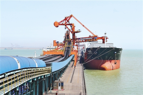 河北黄骅港一季度累计完成煤炭吞吐量4279.37万吨，同比增长100.39%，创开港运营以来历史同期最高纪录。图为4月14日，轮船靠泊在黄骅港煤炭码头装货。 