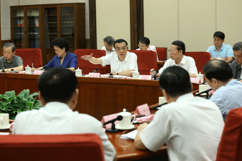 8月28日,中共中央政治局常委、国务院总理李克强在北京主持召开国务院专题会,研究国际经济金融形势新变化对我国经济的影响和对策,并作重要讲话。中共中央政治局常委、国务院副总理张高丽出席。新华社记者 马占成 摄