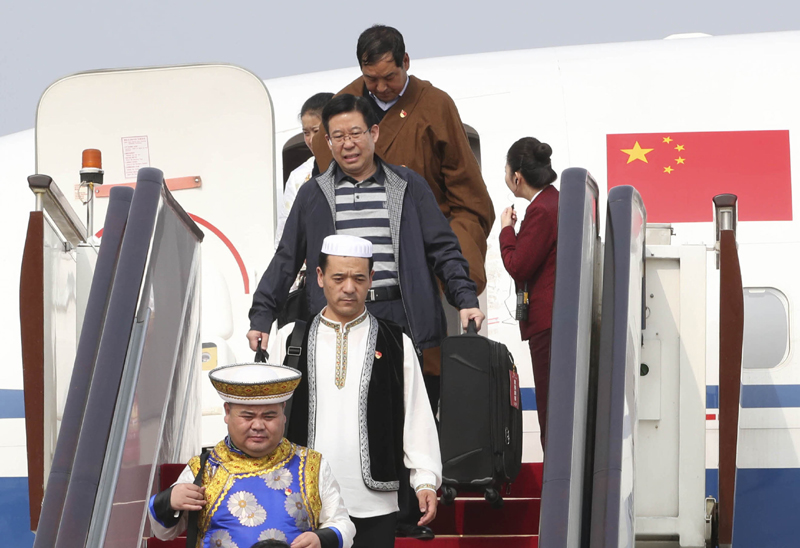 10月15日，来自青海省的党的十九大代表乘飞机抵达首都国际机场。