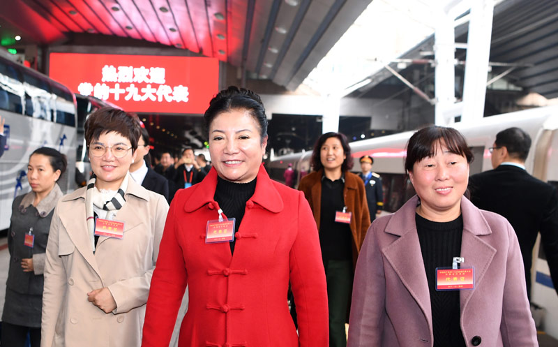 10月15日，来自河南省的党的十九大代表抵达北京。